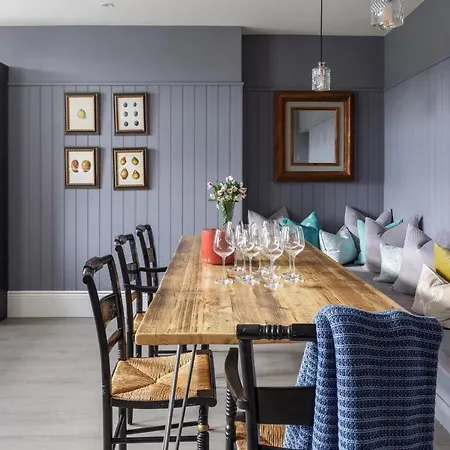 Oak House, A Mini Harewood House And Perfect For Brides And Grooms *
